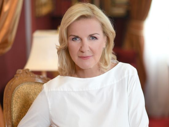 Trifft den Nerv ihres Publikums:
Hera Lind studierte Germanistik, Musik und Theologie und war Sängerin, bevor sie zur Bestsellerautorin avancierte. Sie lebt mit ihrem Mann in Salzburg, wo sie auch gemeinsam Schreibseminare geben. (Foto: Schneider Press Erwin Schneider) Trifft den Nerv ihres Publikums: Hera Lind studierte Germanistik, Musik und Theologie und war Sängerin, bevor sie zur Bestsellerautorin avancierte. Sie lebt mit ihrem Mann in Salzburg, wo sie auch gemeinsam Schreibseminare geben. (Foto: Schneider Press Erwin Schneider)