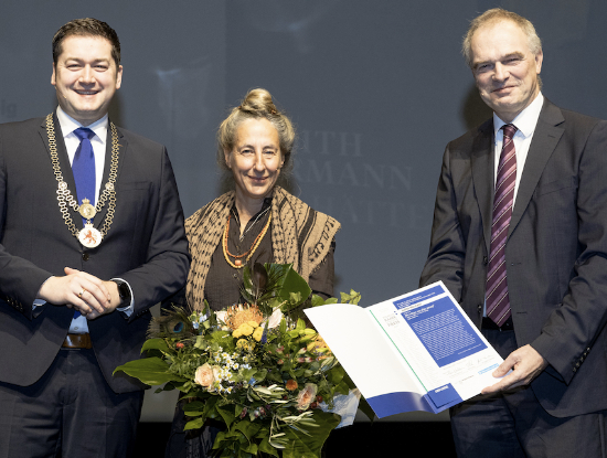 V.l.: Braunschweiger Oberbürgermeister Dr. Thorsten Kornblum, Judith Hermann und Deutschlandradio-Intendant Stefan Raue. (Foto: Stadt Braunschweig / Daniela Nielsen)