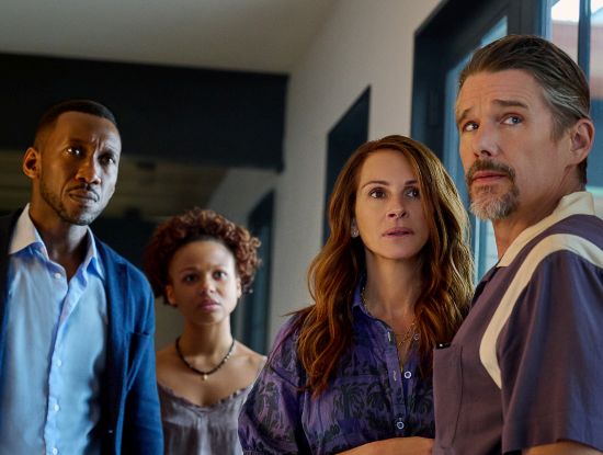 G. H. (Mahershala Ali), Ruth (Myha’la), Amanda (Julia Roberts) und Clay (Ethan Hawke) sind in einem Haus auf Long Island und wissen nicht, was nach einer Cyber-Attacke in der Welt passiert. (Foto: Netflix, JoJo Whilden) G. H. (Mahershala Ali), Ruth (Myha’la), Amanda (Julia Roberts) und Clay (Ethan Hawke) sind in einem Haus auf Long Island und wissen nicht, was nach einer Cyber-Attacke in der Welt passiert. (Foto: Netflix, JoJo Whilden)