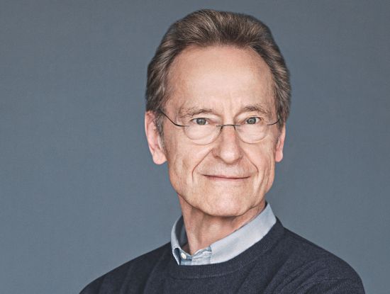 Jurist und Literat:
Bernhard Schlink ist Professor für Öffentliches Recht und Rechtsphilosophie sowie Verfassungsrichter. Gleichzeitig ist er ein Autor mit weltweitem Erfolg. (Foto: Gaby Gerster/Diogenes) Jurist und Literat: Bernhard Schlink ist Professor für Öffentliches Recht und Rechtsphilosophie sowie Verfassungsrichter. Gleichzeitig ist er ein Autor mit weltweitem Erfolg. (Foto: Gaby Gerster/Diogenes)